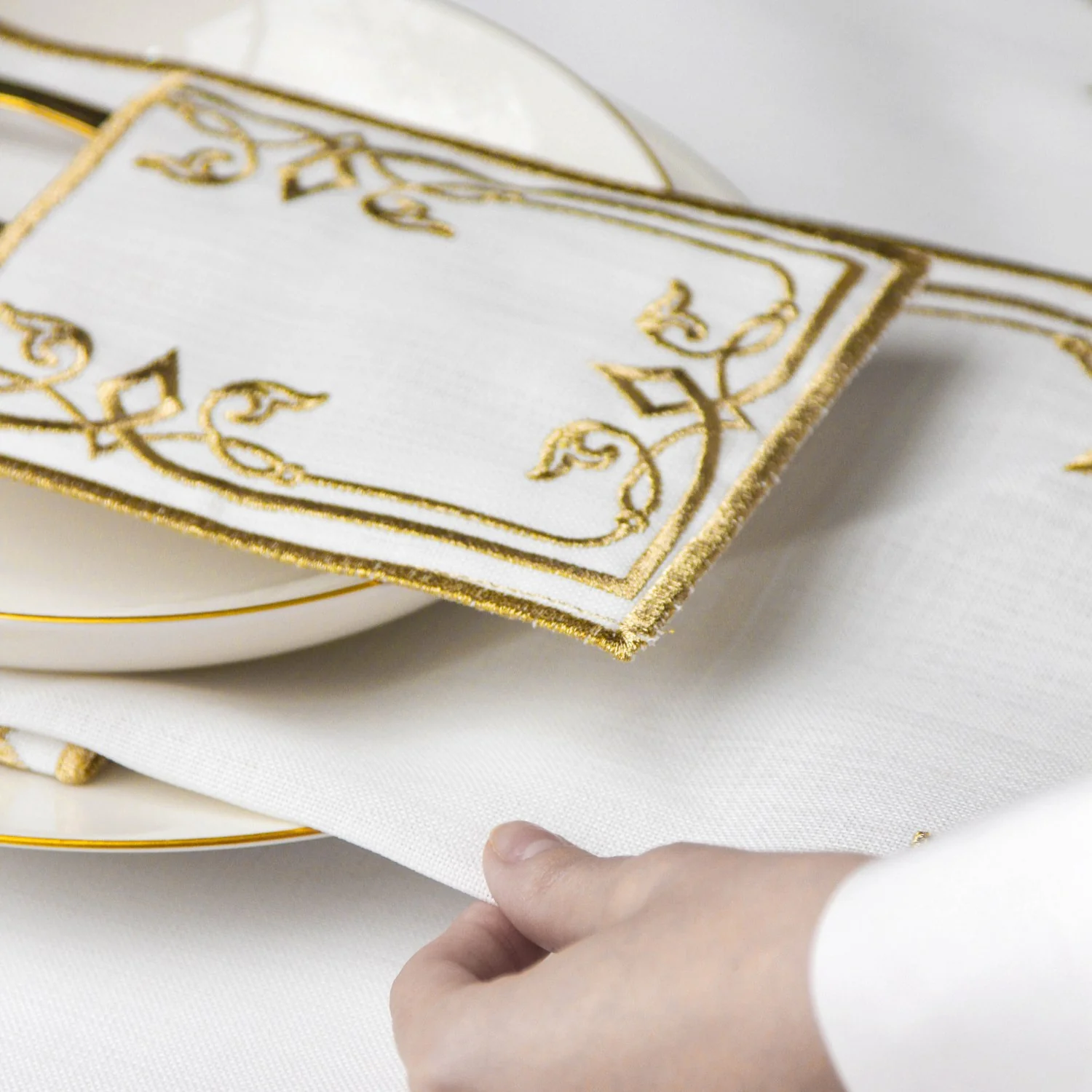 Ramadan Dining Set with Elegant Interlocking Scroll Border for 6 Persons 24 Piece Set - Image 3